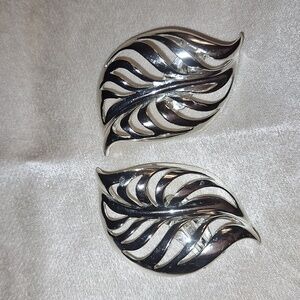 GIVENCY Silver Leaf Clip-on Earrings